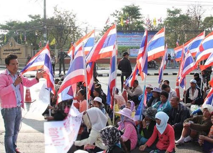 ม็อบชาวนาอุบลฯ ปิดถนนกดดันรัฐจ่ายจำนำข้าว