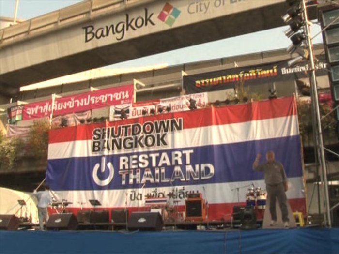 เวทีปทุมวันแนวร่วมขึ้นโจมตีทักษิณจี้ปฏิรูป