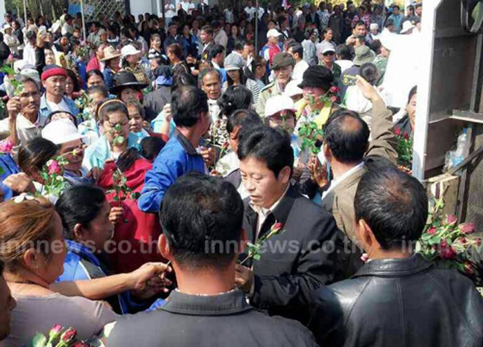 เสื้อแดงพิจิตรร่วมชุมนุมให้กำลังใจผู้ว่าฯ-กกต.