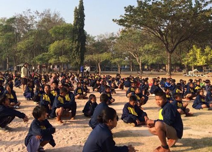 สุรินทร์หนาวจัดนักเรียนชายแดนตากแดดเรียน