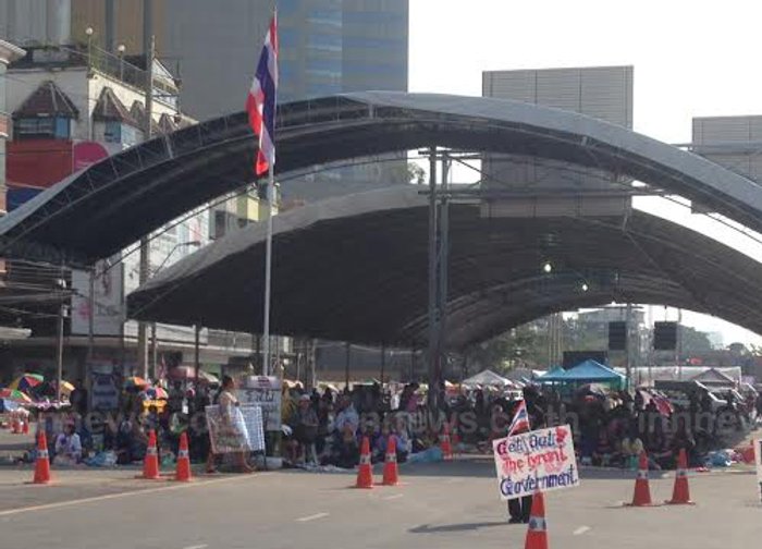 ม็อบกปปส.ลาดพร้าวคึกมีดนตรีให้ดู-รปภ.เข้ม