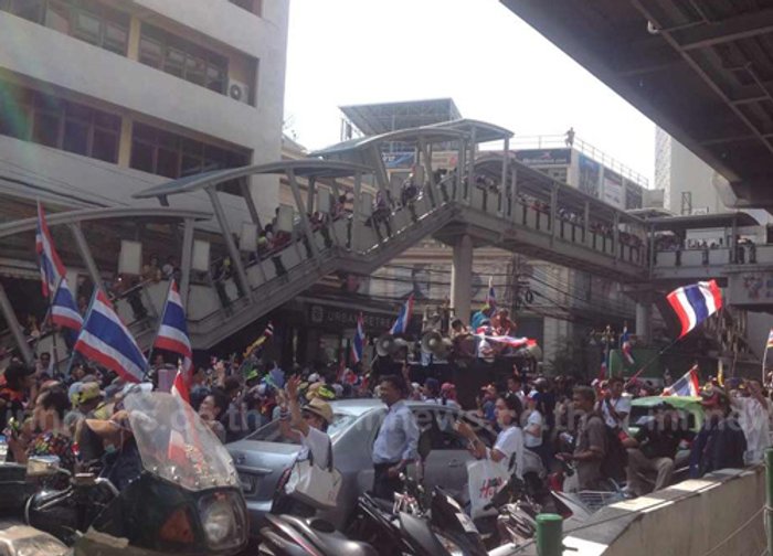 กปปส.เวทีอโศกปักหลัรอต้อนรับ สุเทพ