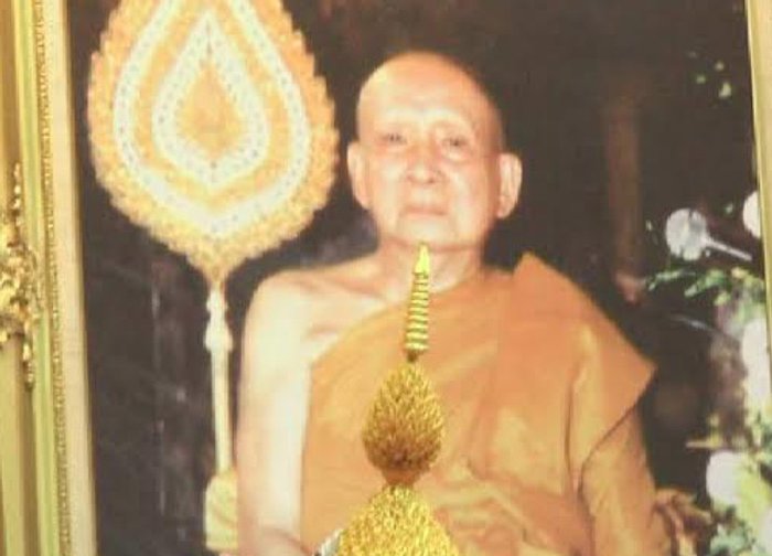 พ่อเมืองอุดรฯตักบาตรถวายสมเด็จพระสังฆราช
