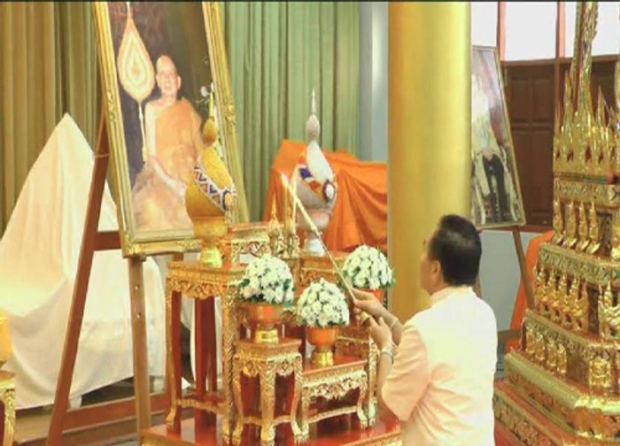 ผู้ว่าฯตรังนำตักบาตร100วันสมเด็จพระสังฆราช