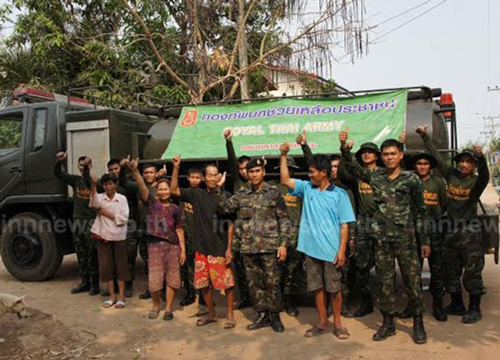 ทหารค่ายบดินทรเดชาแจกน้ำช่วยชาวยโสธร