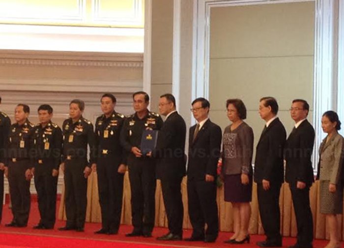 ผบ.ทบ.ลงนามต่อสัญญากรมธรรม์ประกันชีวิตทหาร