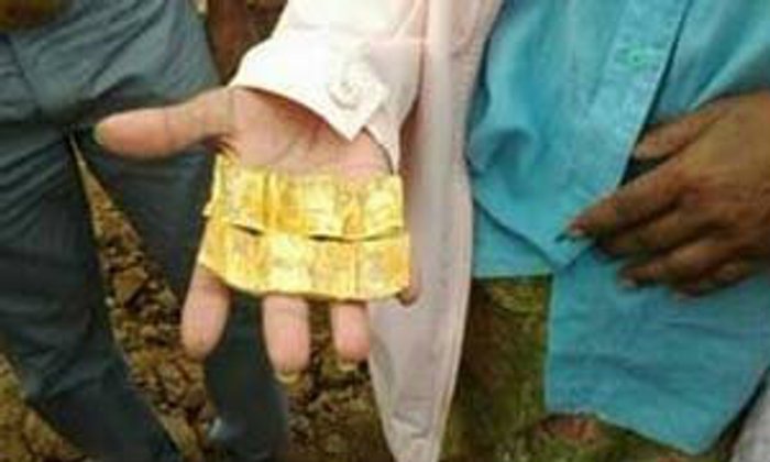 เฮง!! ขุดดินทำสวน เจอแผ่นทองคำโบราณฝังอยู่ มูลค่า 3 ล้านบาท