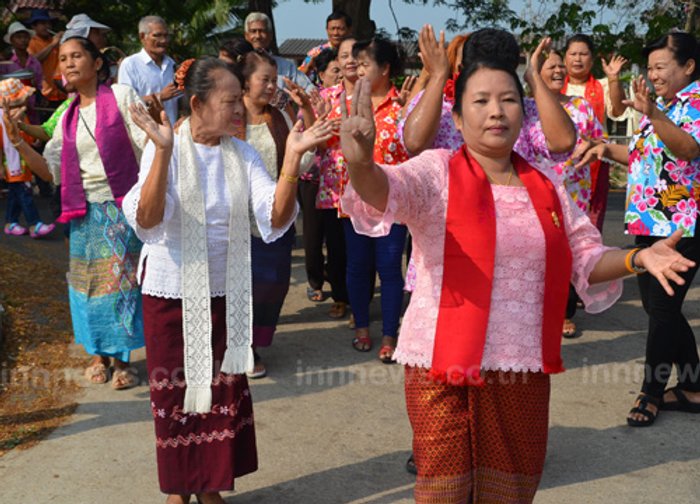 ชาวมอญปทุมฯ จัดประเพณีเดินแห่หางหงส์