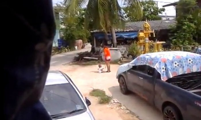 ชาวบ้านเวทนาถ่ายคลิปแฉ แม่ลูกอ่อนตีลูกน้อยประชดผัว