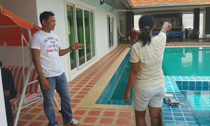 สาวช็อก! ช่างแอร์ปีนเข้าบ้าน แก้ผ้านอนดูทีวีสบายใจ