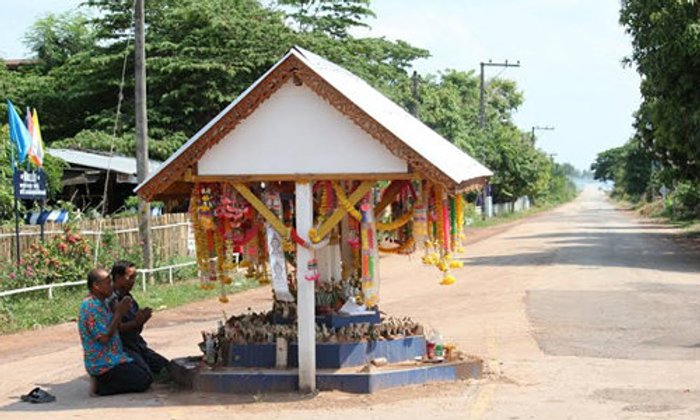 ฮือฮา! ศาลาปู่พ่อขาวตั้งกลางแยก ไร้เกิดอุบัติเหตุ
