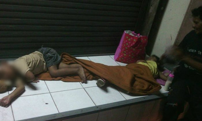 สลด! ลูกสาวหนี ทิ้ง 3 ตาหลานนอนข้างถนน