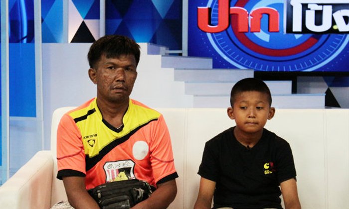 ชาวเน็ตชื่นชม เด็กสู้ชีวิตเลิกเรียนพาพ่อพิการเก็บของเก่าแลกเงิน