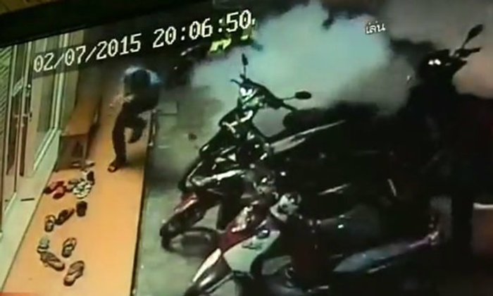 นาทีระทึก! วัยรุ่นปาระเบิดปิงปอง 3 ลูกซ้อนใส่ร้านเกมส์