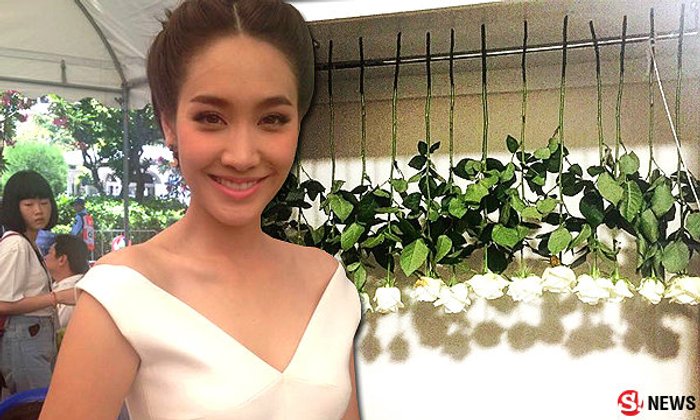เอ๊ะใครให้!? มิน พีชญา อวดกุหลาบขาวไร้ที่มา