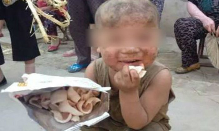 สลดเด็ก 7 ขวบ ครอบครัวยากจนต้องกินนอนในเล้าหมู