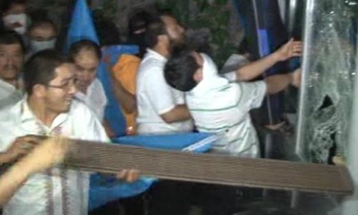 ชาวตุรกีบุกพังสถานกงสุลไทย ปมผู้ลี้ภัยอุยกูร์