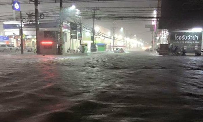 ฝนตกหนักเมืองโคราช แชร์ภาพน้ำท่วมเข้าห้างดัง