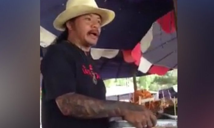 ชาวเน็ตชื่นชมลีลาเด็ดของพ่อค้าขายของ ริมหาดชะอำ