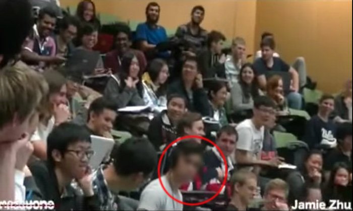 นักศึกษาแอบดูคลิปโป๊ในห้องเรียน เพื่อนช็อกลืมเสียบหูฟัง