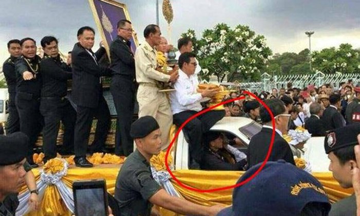 แชร์สนั่น! ภาพคล้ายหลวงพ่อคูณ นั่งรถขบวนพิธีย้ายร่าง
