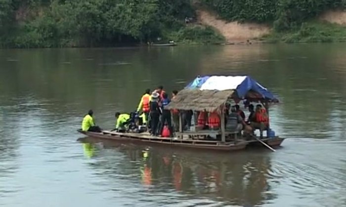 เรือแพลาวล่มที่แม่น้ำงึม เจอศพเด็ก 1 ศพ ตามหาอีก 9
