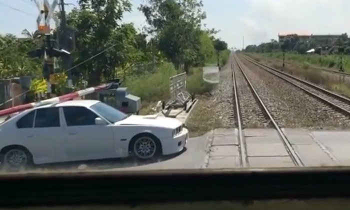สังคมด่า! เก๋งขับลอดไม้กั้น รถไฟต้องหยุดให้ไปก่อน