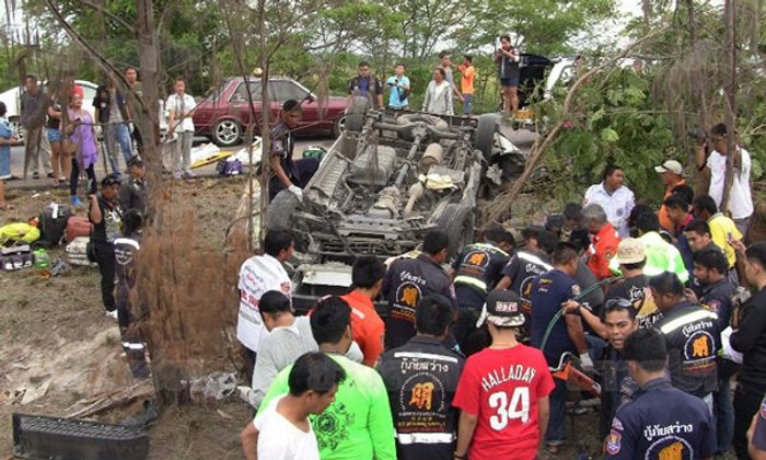 รถตู้คว่ำตลบ นทท.ฮ่องกงดับ 4 ศพ ชาวบ้านอ้าง ตร.ต้นเหตุ