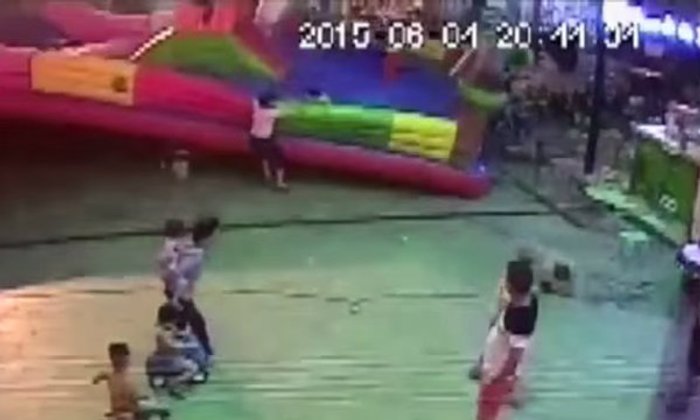 อุทาหรณ์เครื่องเล่น "บ้านลม" พัดปลิวลิ่ว เด็กตกลงมาเสียชีวิต