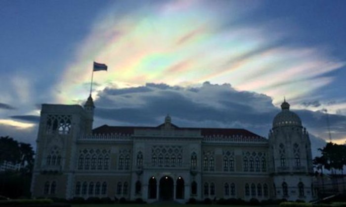 คนแห่แชร์ภาพ "เมฆสีรุ้ง" ท้องฟ้าเมืองกรุงยามเย็น