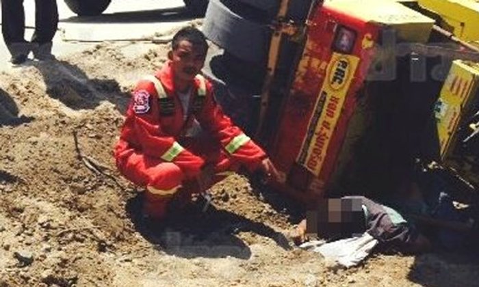 หนุ่มขับรถบดถนนโชว์ผาดโผน พลิกคว่ำทับตัวเองดับ