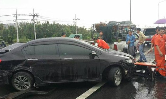 หนุ่มขับเก๋งแซงซ้าย ชนท้ายปิกอัพ ลุงเจ็บ-ป้าเสียชีวิต