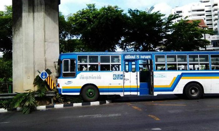 อีกแล้ว! รถเมล์สาย 8 ซิ่งชนตอม่อรถไฟฟ้า เจ็บ 3 ราย