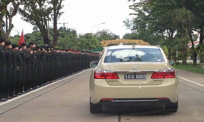 นักเรียนนายร้อย จปร. ตั้งแถวส่งเสด็จพระอาจารย์ ก่อนเกษียณ