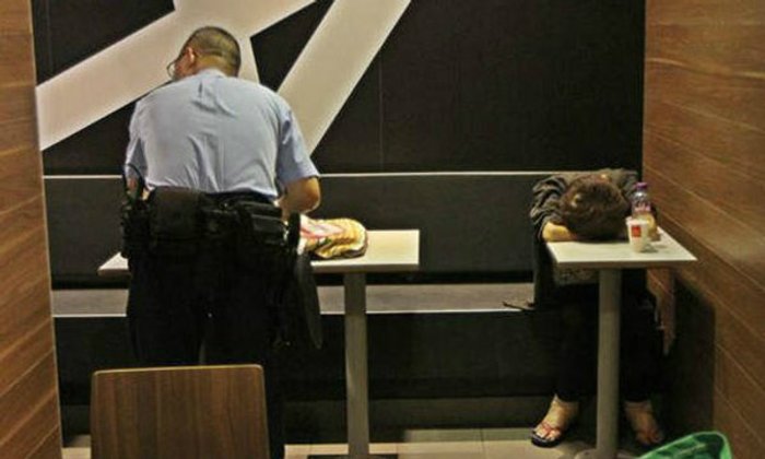 คนนั่งดูเฉย สาวจีนนอนฟุบตายปริศนา กลางร้านฟาสฟู้ดฮ่องกง