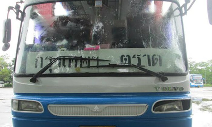 รถบัสตราดเฉี่ยวคน กระเด็นตายริมถนน โชเฟอร์เร่งเครื่องขับไปต่อ