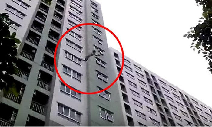 วินาทีหญิงสติไม่ปกติโดดคอนโด 16 ชั้น โชคดีเจ้าหน้าที่กางเบาะลมรับไว้ได้