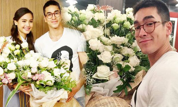 ณเดชน์ เซอร์ไพรส์หอบกุหลาบขาวช่อยักษ์ยินดี ญาญ่า รับปริญญา