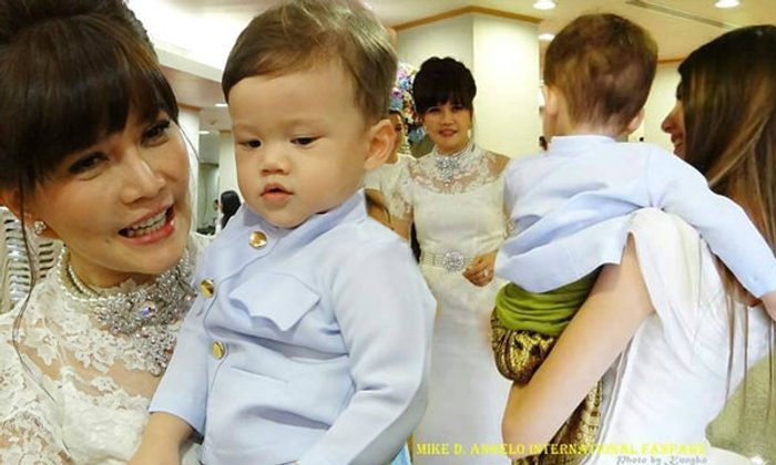 ภาพน่ารักสยบดราม่า ซาร่า อุ้ม น้องแม็กซ์เวลล์ เล่นกับคุณย่า