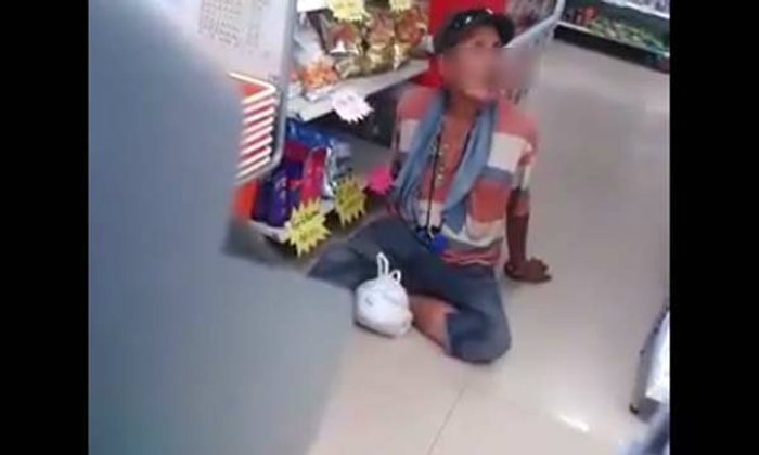 ลุงเมานั่งคุกเข่าขอซื้อเหล้า ชื่นชมพนักงานอธิบายเหตุขายให้ไม่ได้