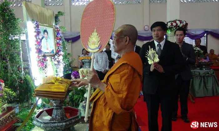 เผาแล้วศพ 'เสี่ยอู๊ด' หวิดวุ่น! คนคับคั่งรอรับแจกพระกริ่ง