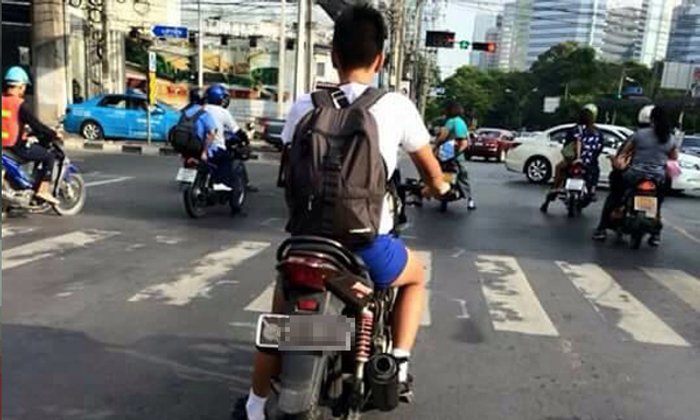 ลูกใครหว่า? แชร์สนั่นภาพเด็กมัธยม ขี่มอเตอร์ไซค์ตราโล่