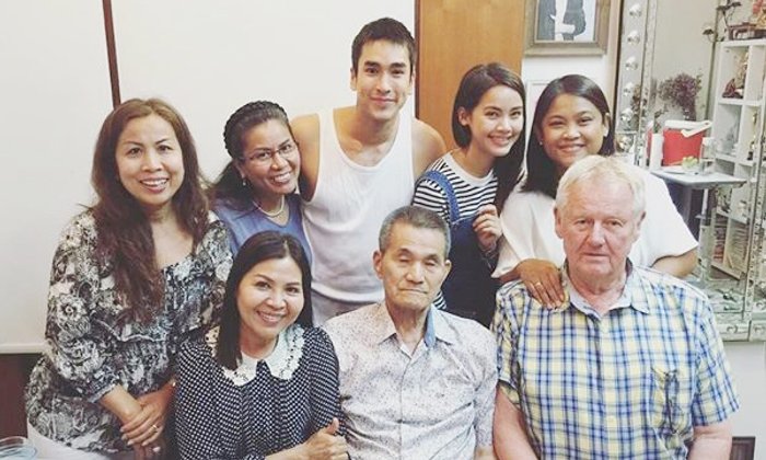 อบอุ่นมาก! ญาญ่า พาพ่อแม่ร่วมปาร์ตี้ที่บ้าน ณเดชน์
