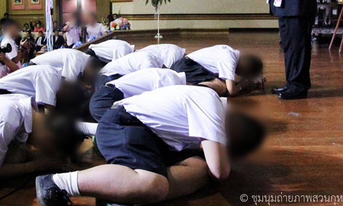 วิจารณ์เบาๆ พิธีต้อนรับ ผอ.ใหม่โรงเรียนดัง แชร์ภาพนักเรียนก้มกราบ