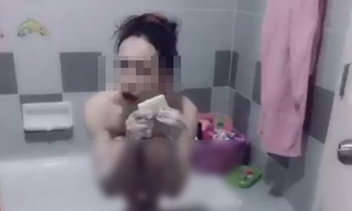 ชาวเน็ตอึ้ง! แม่ค้าสาวโพสต์คลิปเรียกลูกค้า แก้ผ้าถูสบู่โชว์