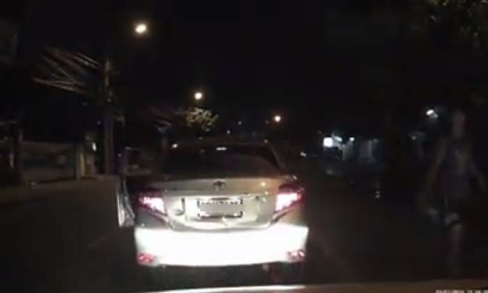 แชร์คลิปจอดให้คนข้ามถนน เก๋งไม่พอใจปาดหน้าลงมาหาเรื่อง