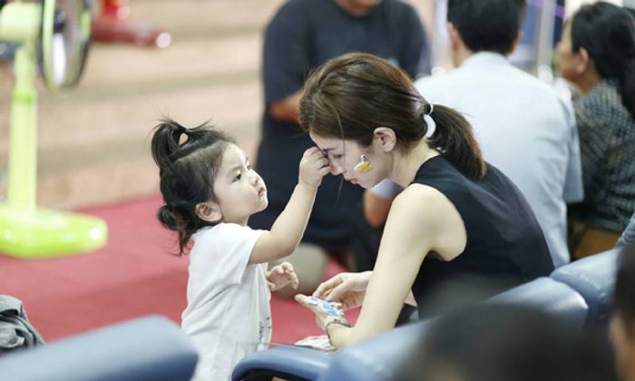 มะลิ เล่นกับแม่โบว์ ภาพความอบอุ่นของสองแม่ลูก