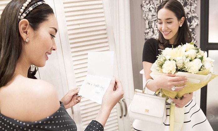 หนุ่มปริศนา ส่งของขวัญเซอร์ไพรส์ มิน พีชญา 3 วันติด