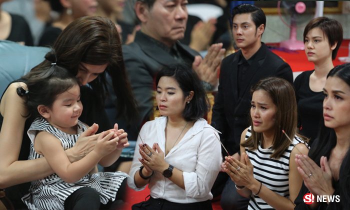 สวดพระอภิธรรมศพ ปอ ทฤษฎี คืนที่ 4 คนล้นศาลา เพื่อนดาราร่วมอาลัย