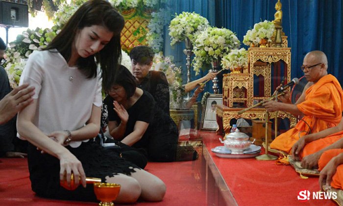 บรรยากาศสวดพระอภิธรรมศพ ปอ ทฤษฎี ช่วงเช้า วันที่ 23 ม.ค.